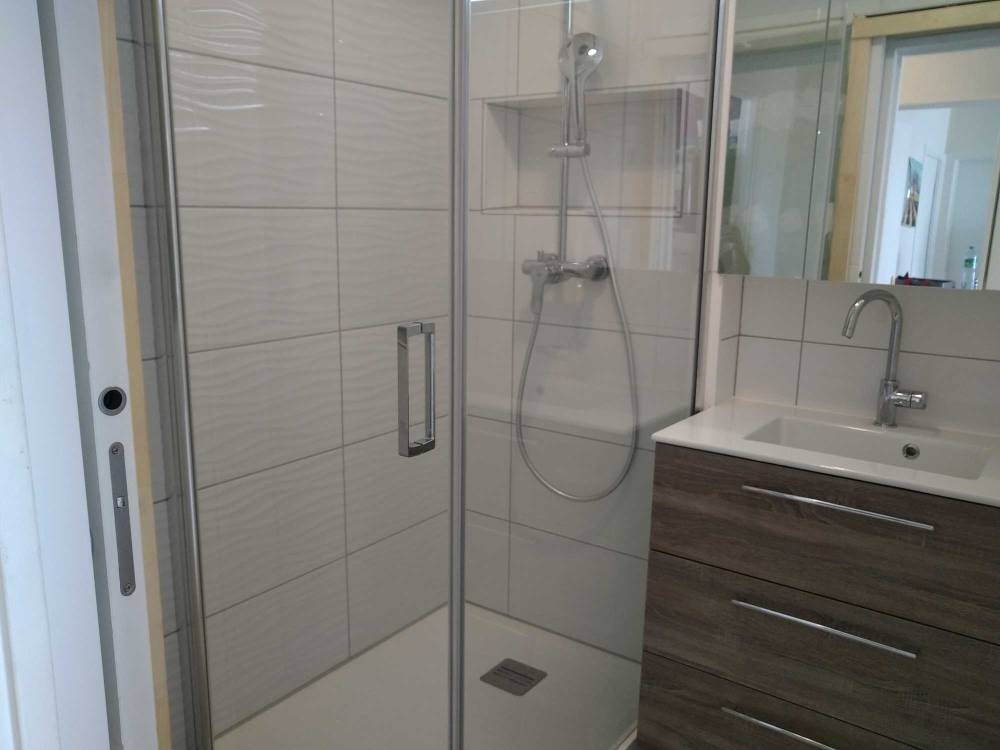 Douche et lavabo